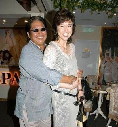 洪金宝的现任妻子叫什么，前任妻子叫什么？