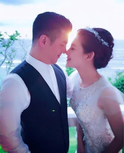 贾静雯前夫娶了另一个女人，她是谁？