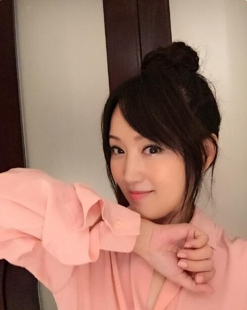 杨钰莹晒自拍粉粉嫩嫩，少女你好！
