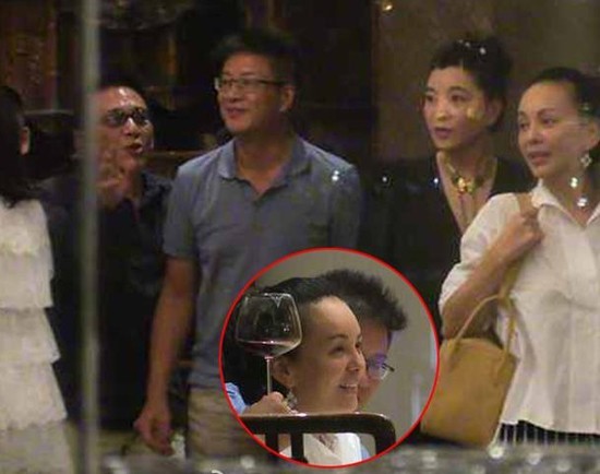 演员王琳晒出自己和一名男士的亲密合照