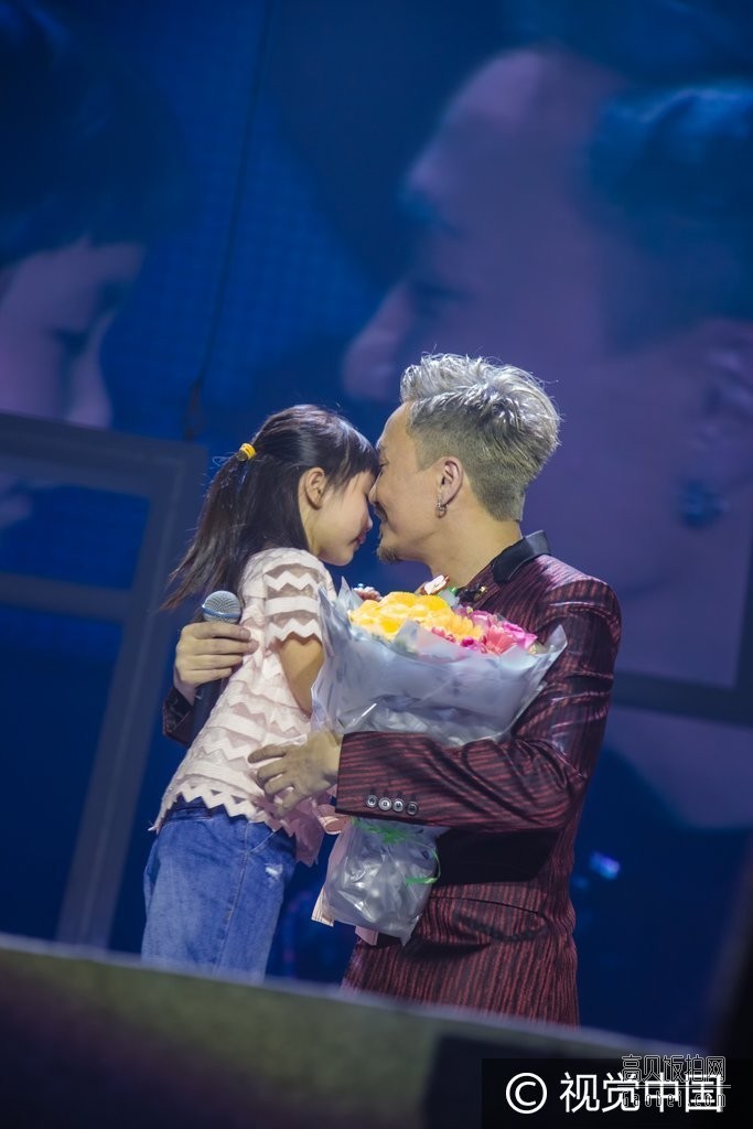 郑中基演唱，女儿献吻满满父爱？