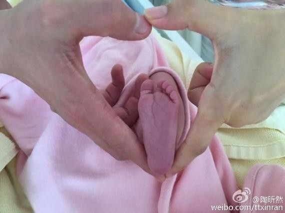 陶昕然今日在微博晒出女儿小脚比心