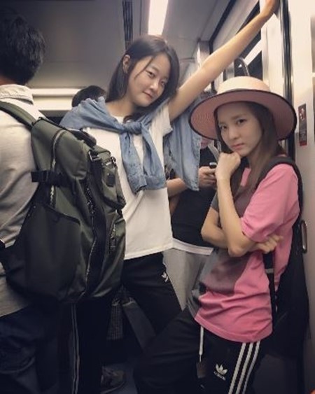 sandara与模特儿好友同行，两人的身高差超萌