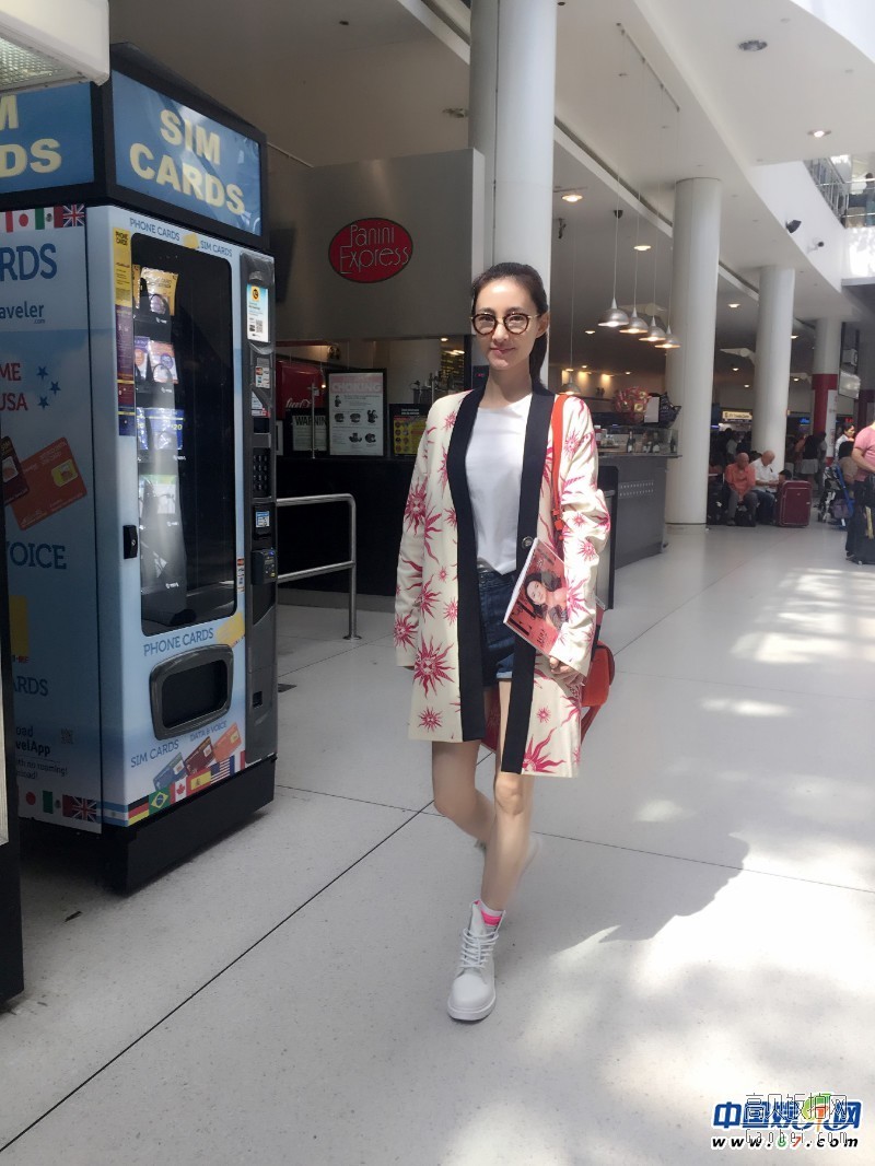 “素颜女神”王丽坤也于9月11日从北京低调出发