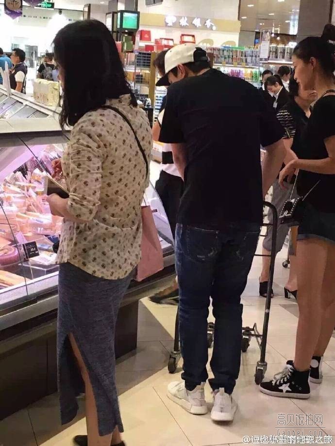 有网友偶遇王思聪陪一美女逛街