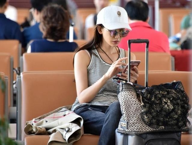 志玲姐姐玩上IPhone7s，很奇怪吗？