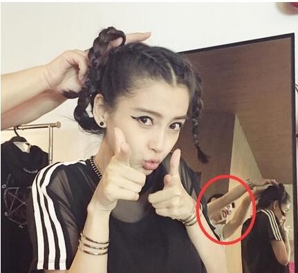 baby又晒照了，，不过让后面的工作人员抢镜了？！