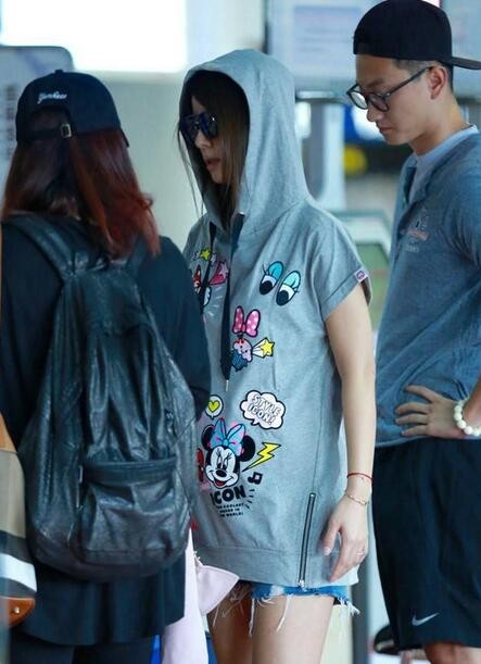 林心如挺大肚低调离京,肚子好大了？