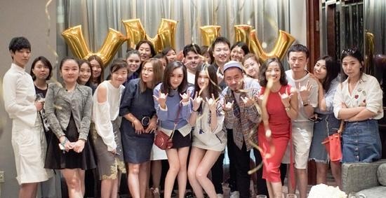 杨幂昨天庆生秀大长腿，少女感十足？怎么也不像当妈妈的？