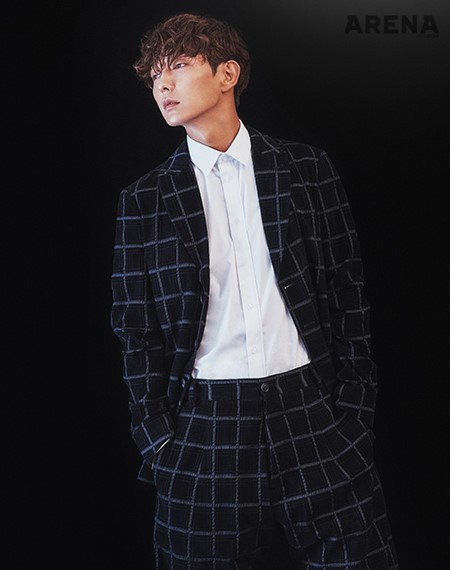 韩星李准基为某杂志拍摄了一组时尚写真