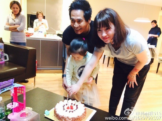 齐秦与小其24岁妻子近照了据说只比齐秦儿子大1岁？