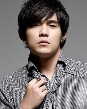 周杰伦是在哪一年出道的？凭什么歌曲？