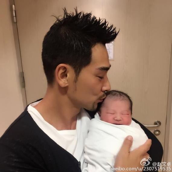 赵文卓宣布妻子张丹露生下第三胎