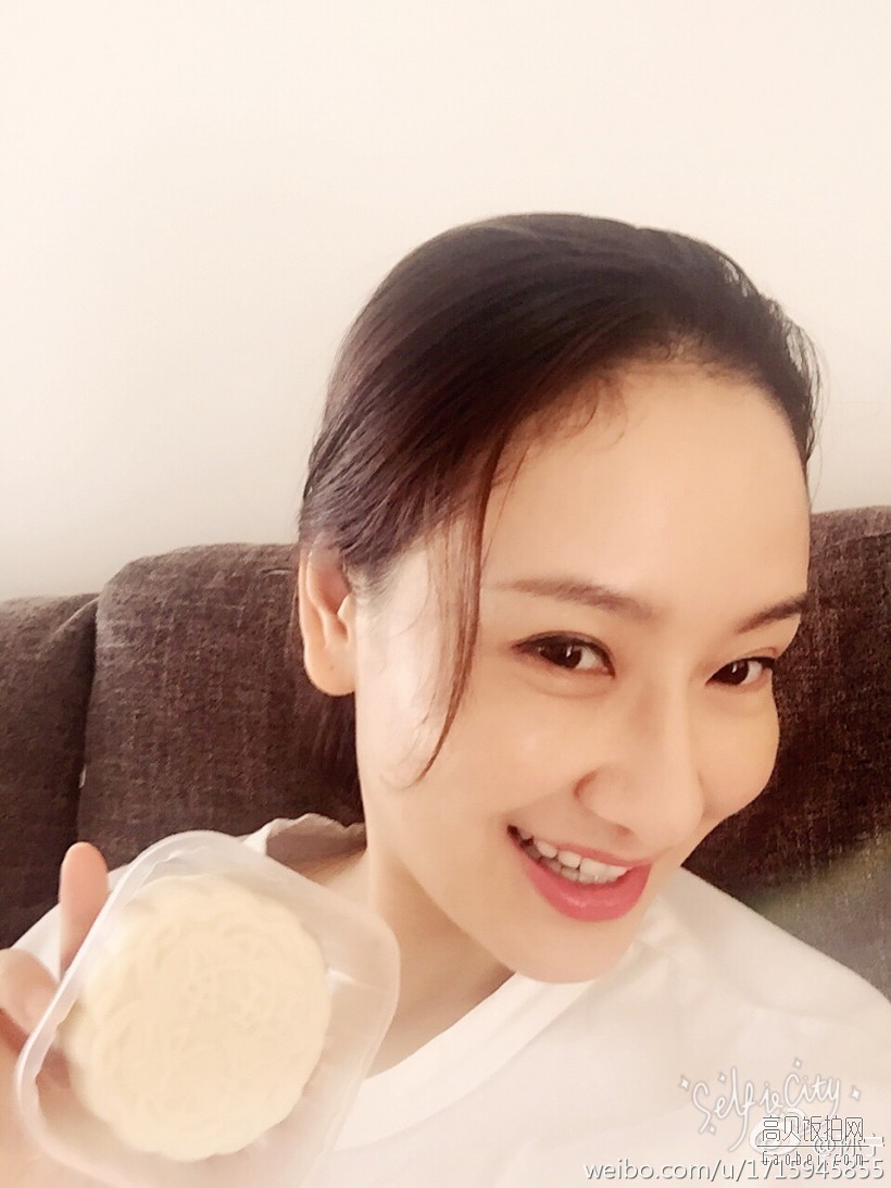 中秋到了，王学兵前妻孙宁晒月饼？