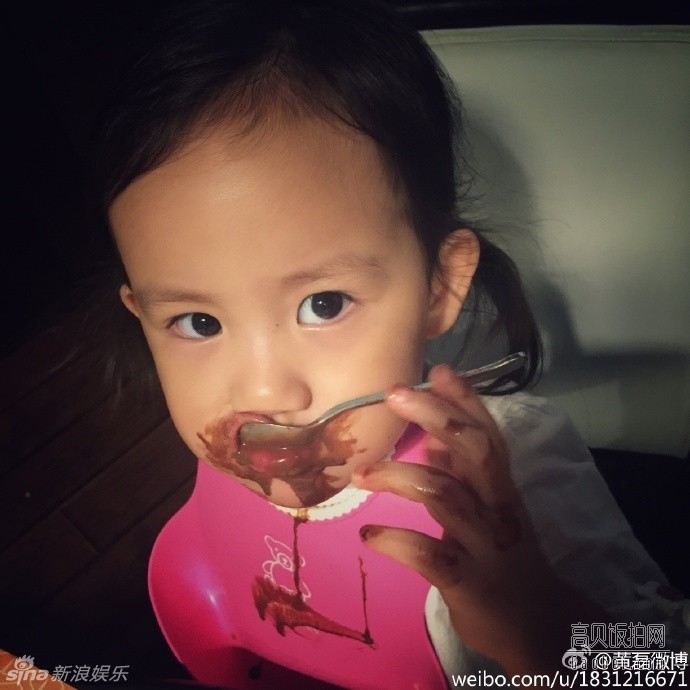 黄磊晒出小女儿吃冰淇淋的照片