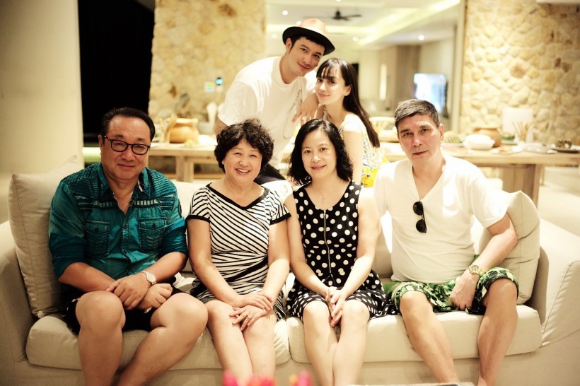 黄晓明工作室在微博晒出了黄晓明Baby的全家福