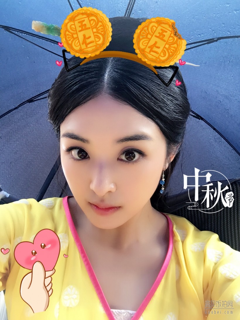 歌手、演员张含韵14日发美照提前给大家送祝福