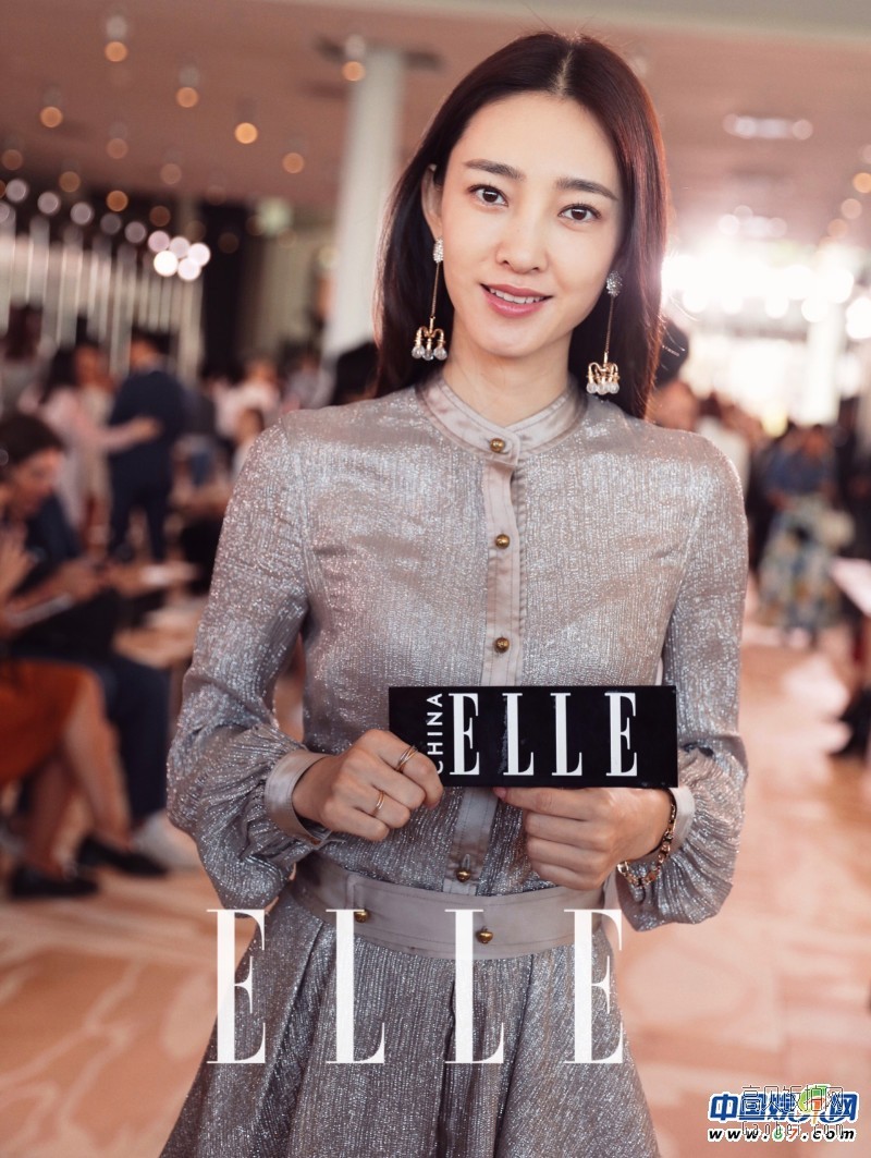 “素颜女神”王丽坤出席了第二场品牌大秀