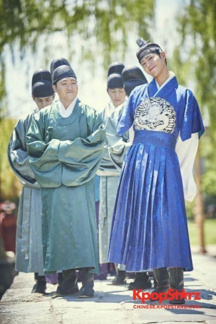 《云画》韩服设计师对完美消化韩服的朴宝剑进行了称赞