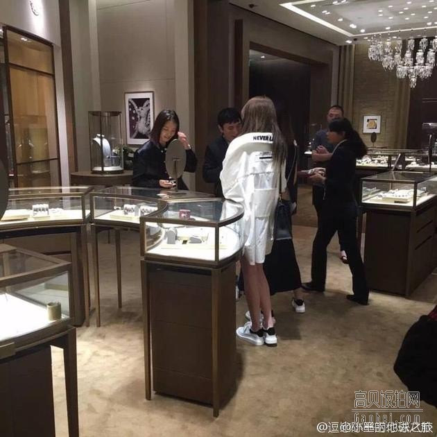 王思聪又换女伴了。这次又被拍到干嘛了？