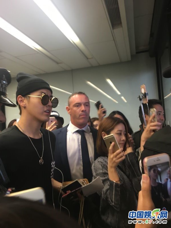18日凌晨吴亦凡落地伦敦希思罗国际机场