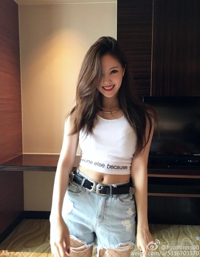韩国女团T-ara成员孝敏在微博晒出一组自拍照