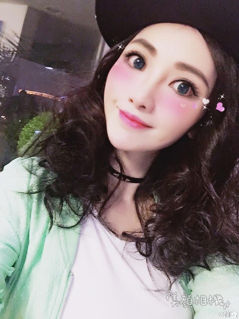 9月19日，柳岩在微博晒出一组自拍照