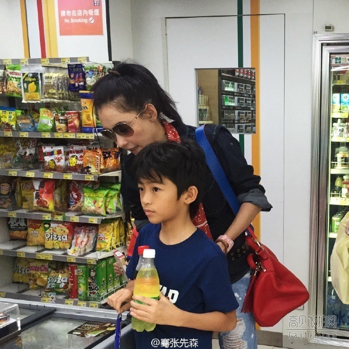 张柏芝带两个儿子逛超市了？