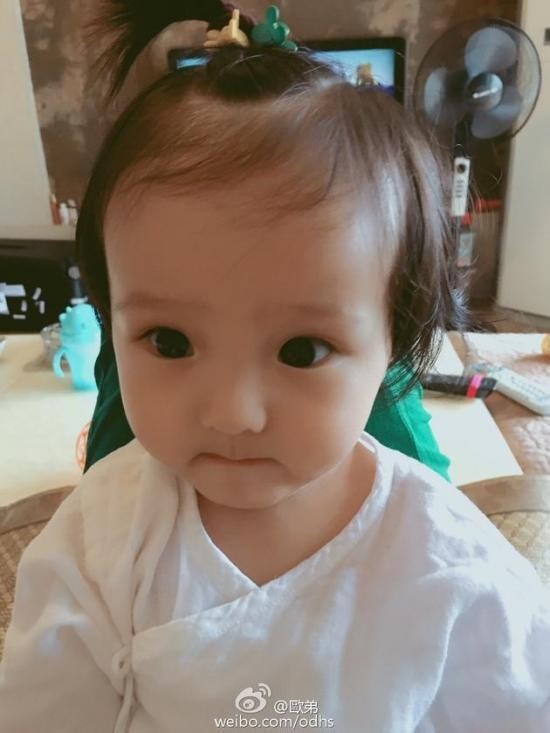 欧弟女儿大眼又出镜了，瞬间就萌化了？