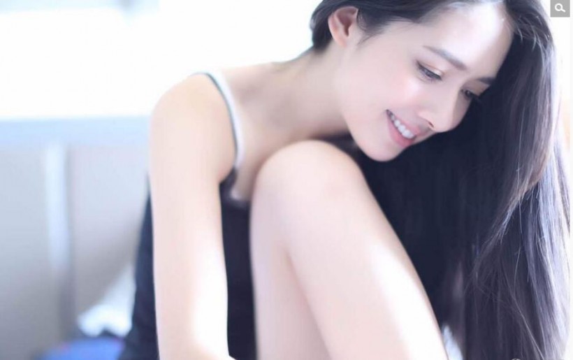 郭碧婷穿吊带秀长腿。好美？