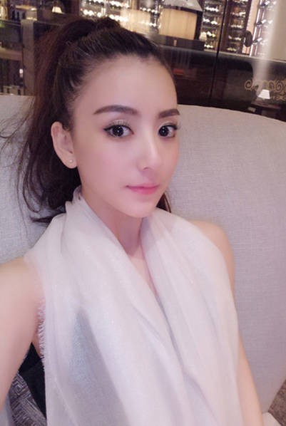 郭富城网红女友方媛晒出自拍与高级西餐的美照