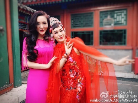 钟丽缇微博秀出自己办京剧生日party造型的照片