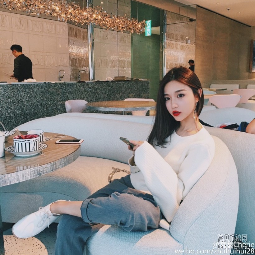 思聪前女友雪梨在微博晒出一组美照