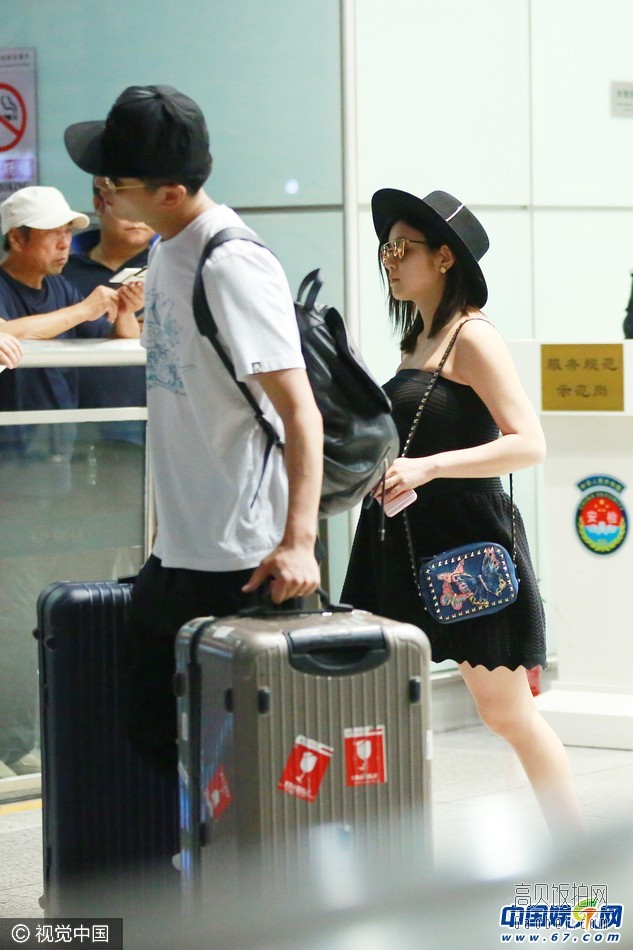 陈晓、陈妍希二人十指相扣现身首都机场