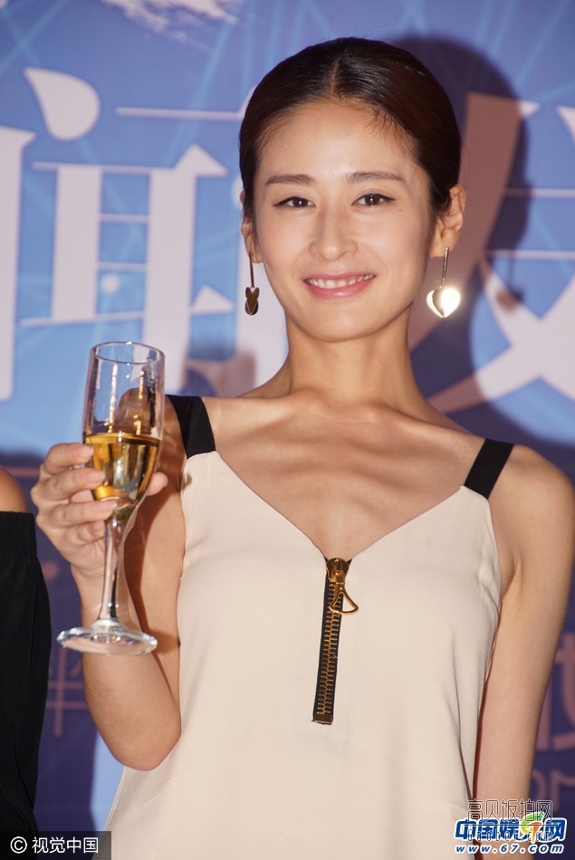 颖儿出席发布会与品牌老总大口饮酒