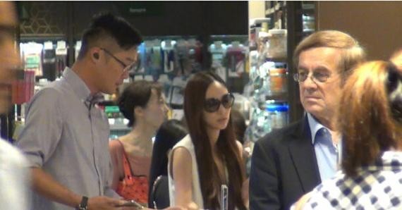 吴佩慈带着儿子及保镖现身中环逛超市