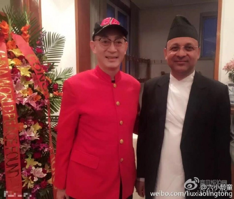 六小龄童在微博晒出受邀参加尼泊尔驻华大使馆举行的国庆招待会的照片