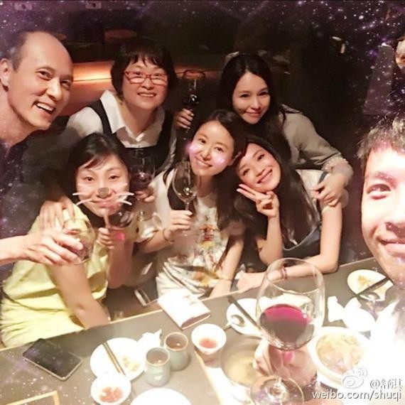 舒淇在微博晒出一组与闺蜜聚会的照