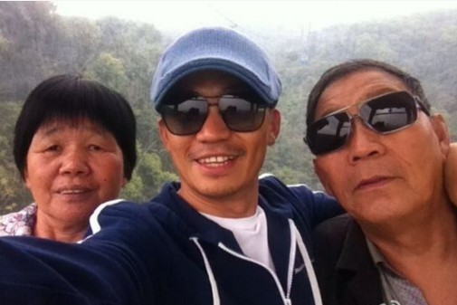 王宝强带父母游玩，走出阴影了？