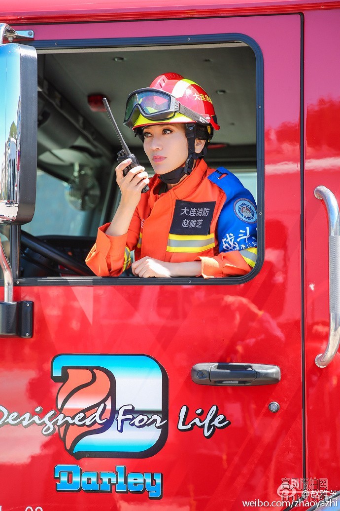 赵雅芝在《我们来了》节目中上演了制服诱惑？