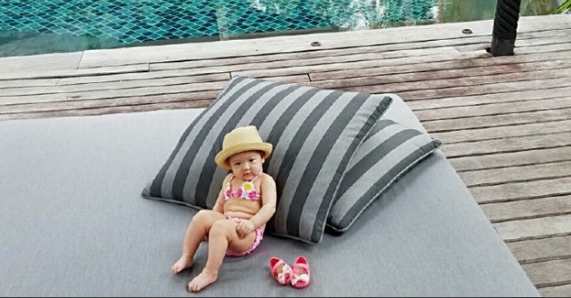张梓琳五个月大女儿拍泳衣照了？