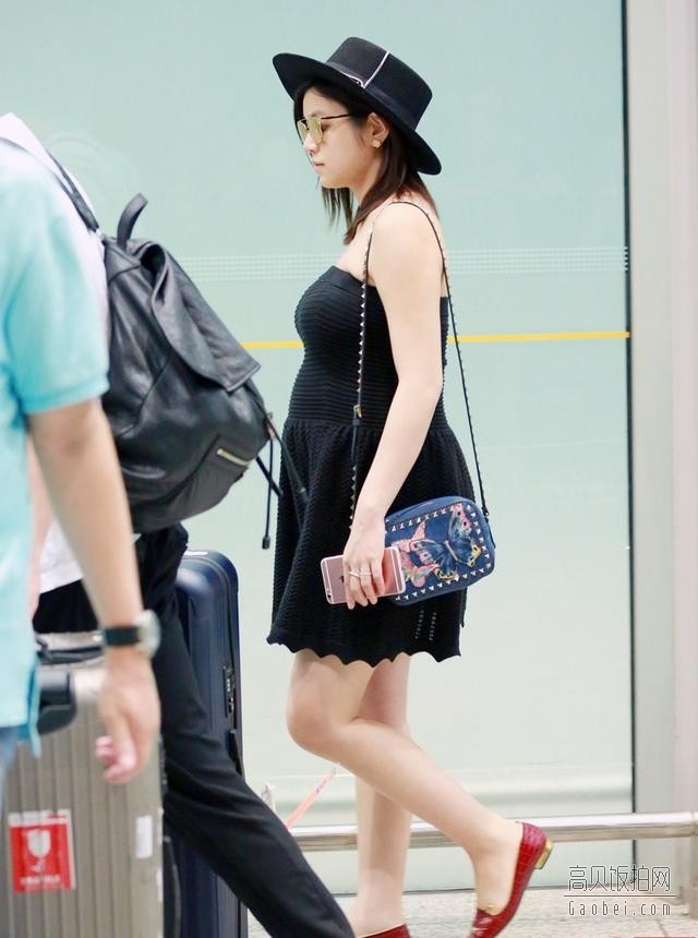 陈妍希现身机场，孕肚已经很明显了？