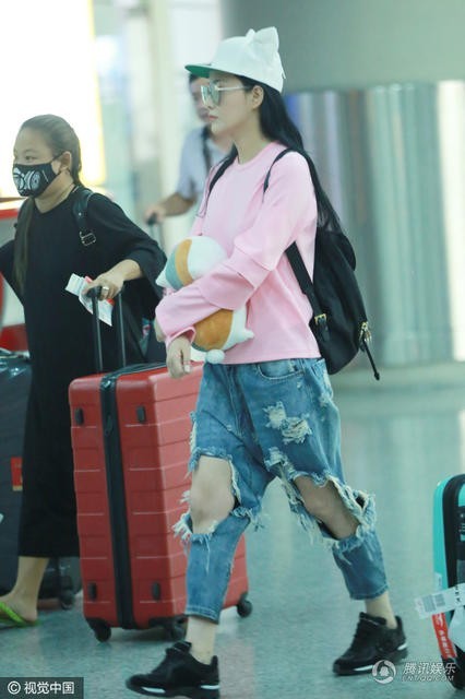 张馨予在现身机场为什么穿一破洞牛仔裤？