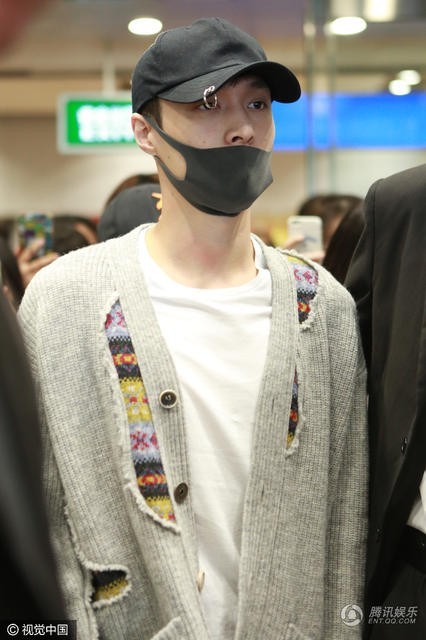 张艺兴穿毛衣了，这是提前御寒了?