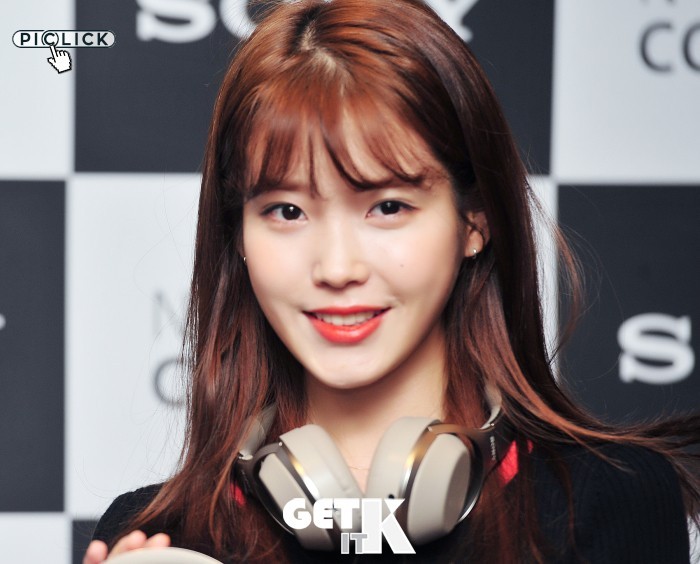 Sony品牌代言人 IU 参加活动并拍照