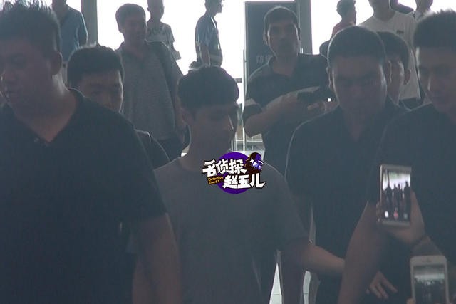 张艺兴日前现身机场走亲民路线