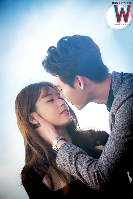 《W-两个世界》以自身收视率倒数第二的成绩播出大结局