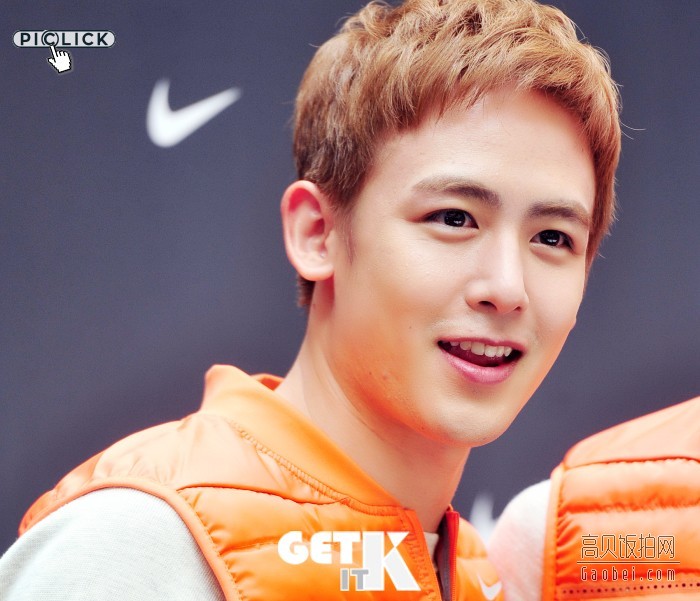 尼坤参加耐克高尔夫活动并拍照