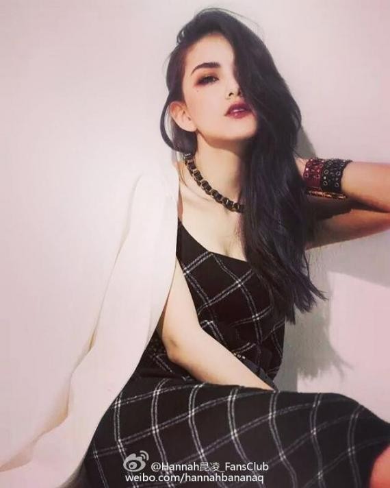 昆凌通过微博曝光一张最新性感美照