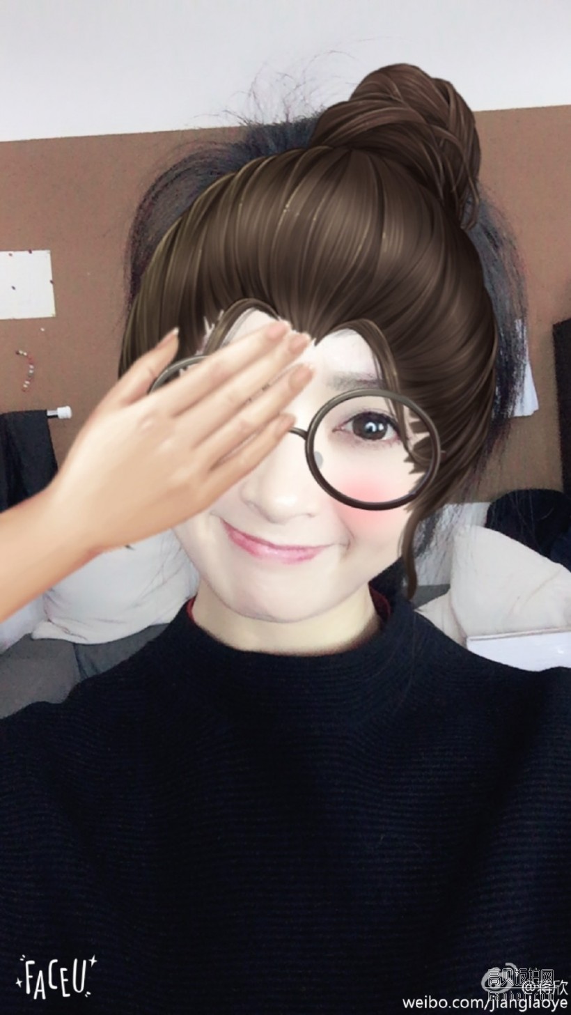 蒋欣晒出自己在电视剧《盲约》片场的自拍